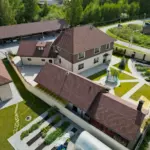 полет квадрокоптера над загородным домом