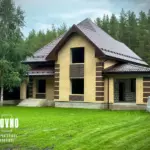 Дом из газоблока с фасадом из желтого кирпича