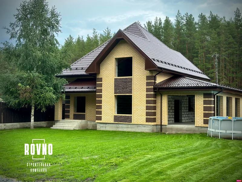 Дом из газоблока с фасадом из желтого кирпича