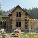 красивый фасад из желтого кирпича