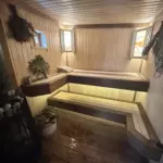 парилка в бане с парящими полками