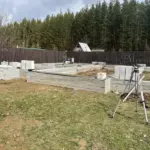 монтаж первого ряда блоков