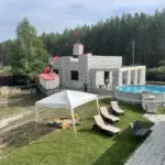 подача блока на второй этаж дома манипулятором