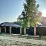 деревянный забор с кирпичными столбами